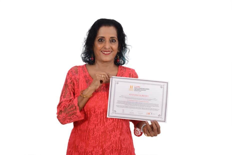 Annam Suresh reciveing the Laadli Media Award 2021